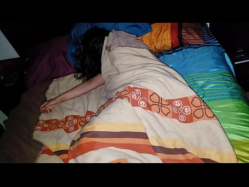 ❤️ Stiefson beréiert seng jonk Stéifmamm wärend hatt schléift. ️ Russesch Porno bei eis ☑