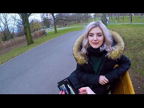 ❤️ Drénkt e Frieme säi waarme Spuer fir Suen - Blowjob am Park vum Eva Elfie ️ Russesch Porno bei eis ☑